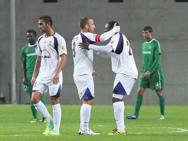 2011/12 - מחזור 17 - מכבי חיפה (1:3) - יניב לוזון חוגג עם דומיניק וואסי ניצחון במשחק הראשון באיצטדיון ראש הזהב. ארמון בן נעים לצידם. צילום - קובי אליהו, וואלה