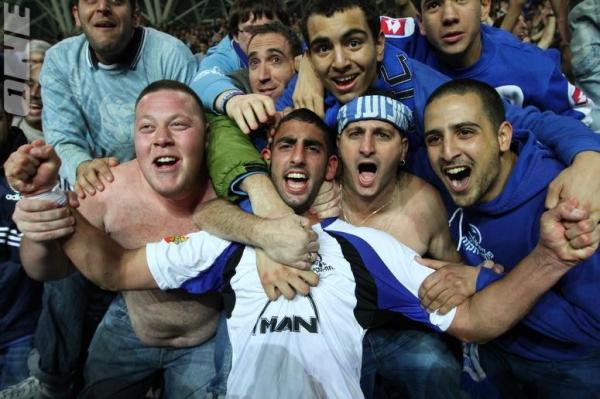 2011/12 - מחזור 19 - מכבי פתח-תקוה (0:1) - ארמון בן-נעים חוגג עם האוהדים בסיום הניצחון בדרבי. כבש שער ניצחון גדול. התמונה מ-ONE.