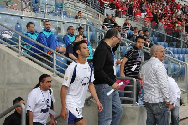 2011/12 - מחזור 32 - הפועל באר-שבע (1:1) - אוראל אדרי בעלייה למגרש