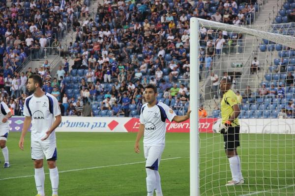 2011/12 - מחזור 34 - מכבי פתח-תקוה (1:0) - גיא לוי שומר על הקורה, אור פישביין לצידו