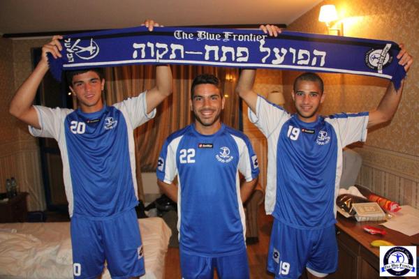מימין - רובי דבורה, גיא לוי ודור אזולאי משתפים פעולה עם נציגי החזית הכחולה שפלשו לחדר המלון שלהם בחדר האימונים