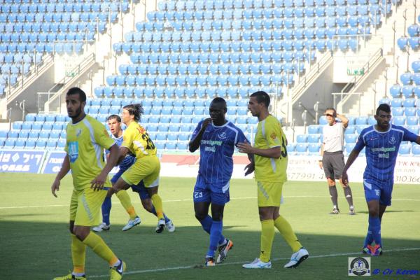 2012/13 - מחזור 3 - מכבי אום אל פאחם (2:0) - דומיניק וואסי נשמר ברחבה, רועי זיקרי מימין