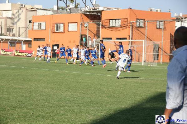 יניב לוזון משחרר בעיטה חופשית שהולכת הישר לחיבורים