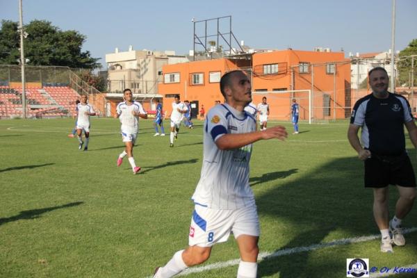 יניב לוזון חוגג את שער הניצחון שכבש בבעיטה חופשית