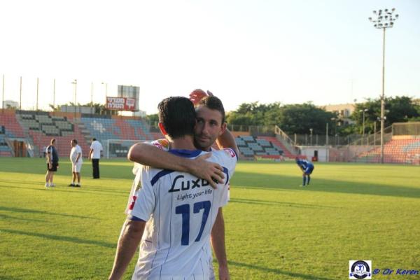 2012/13 - מחזור 4 - בני לוד (0:1) - אור פישביין מחבק את דין רפאלי בסיום המשחק בשכונת התקווה
