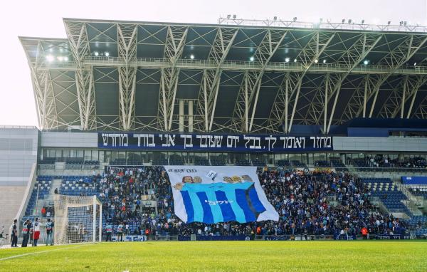 עוד זווית לתצוגת אוהדי הפועל פ"ת בדרבי