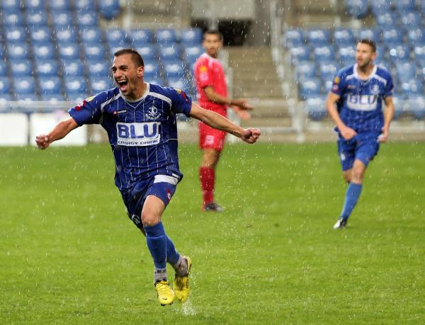 2012/13 - מחזור 23 - הפועל אשקלון (4:4) - שון מלכה מאושר בין הטיפות (צילום: עוז מועלם, ynet)