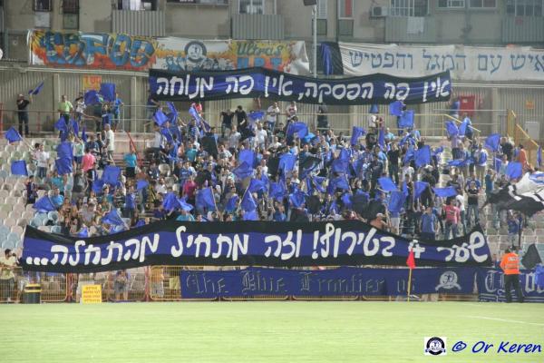 תצוגה של אוהדי הפועל פ"ת ביציע המגרש באשדוד