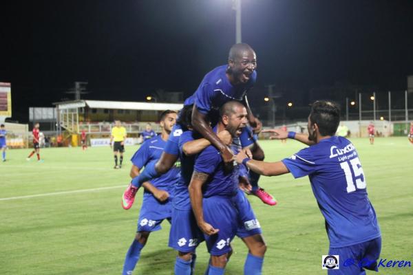 2013/14 - מחזור 1 - הפועל קטמון (0:1) - אדריאן פרננדס חוגג את השער שכבש, אימורו לוקמן מעליו