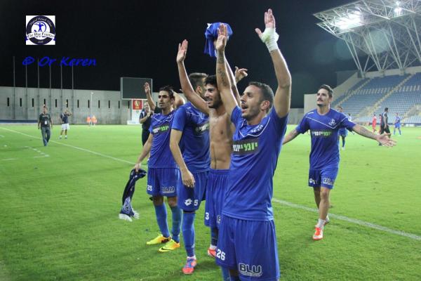 2013/14 - מחזור 2 - הפועל רמת-גן (0:1) - שחקני הפועל פ"ת חוגגים בסיום. איתי אלקסלסי בחזית, בן צעירי לצידו. יוגב בן סימון משמאל