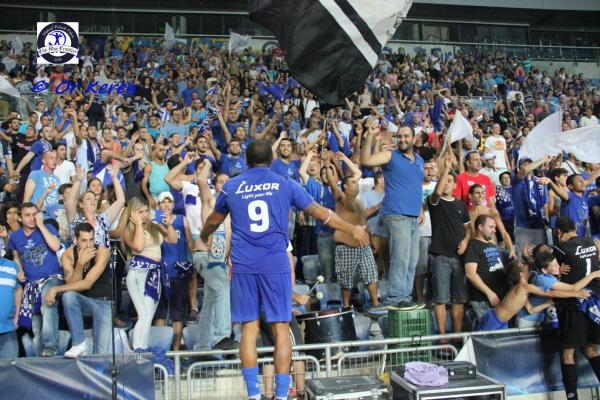 2013/14 - מחזור 2 - הפועל רמת-גן (0:1) - אדריאן פרננדס מנצח על חגיגות הקהל בסיום