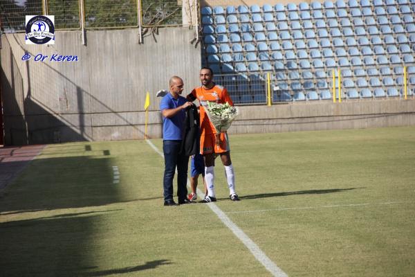 2013/14 - מחזור 3 - מכבי הרצליה (0:0) - אבי איבגי מקבל פרחים