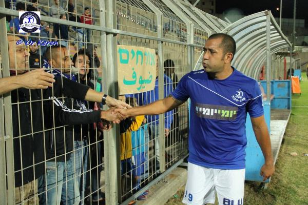 2013/14 - מחזור 5 - מכבי אום אל פאחם (2:3) - אדריאן פרננדס לוחץ ידיים