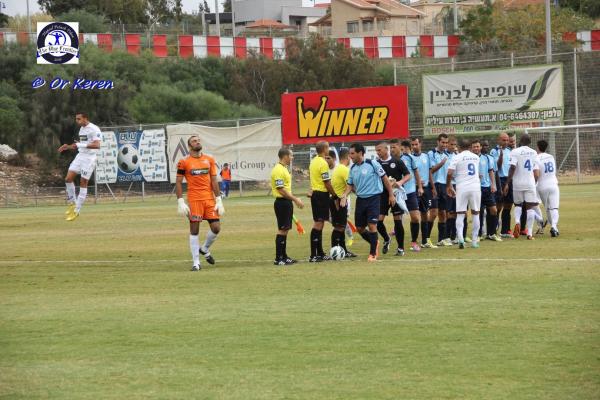 לחיצות ידיים בפתיחת המשחק מסתירות את האיבה התהומית בין הפועל פ"ת והפועל עפולה, רגע לפני פתיחת המפגש הראשון בהיסטוריה בין השתיים