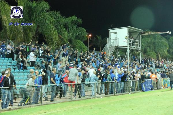 אוהדי הפועל פ"ת חוגגים את שער השיוויון הדרמטי