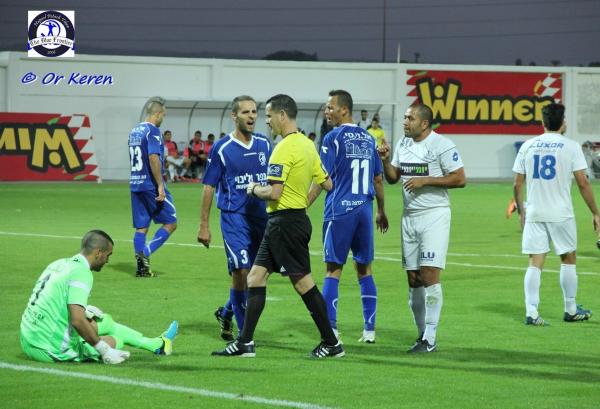 2013/14 - מחזור 11 - בני לוד (0:0) - שחקני לוד מתווכחים עם השופט, אדריאן פרננדס מנסה להתערב עם "אני רק שאלה"