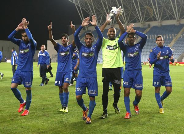 2013/14 - מחזור 16 - הפועל קטמון (1:3) - שחקני הפועל פ"ת מודים לקהל בסיום המשחק. מימין - בר מזרחי, יוגב בן-סימון, אבי איבגי, איתי אלקסלסי, בן צעירי, אורי פסו (צילום: אורן אהרוני, ynet)