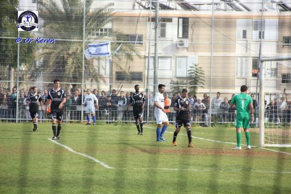שחקני הפועל פ"ת והפועל מחנה יהודה בדרבי הגביע בין הקבוצות