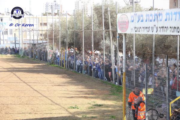 מבט על אוהדי הפועל פ"ת מסביב לגדרות מגרש הפועל מחנה יהודה בדרבי הגביע