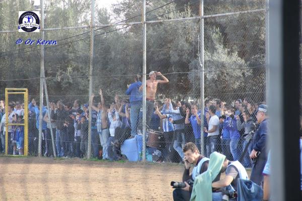 עוד מבט על אוהדי הפועל פ"ת מסביב לגדרות מגרש הפועל מחנה יהודה בדרבי הגביע