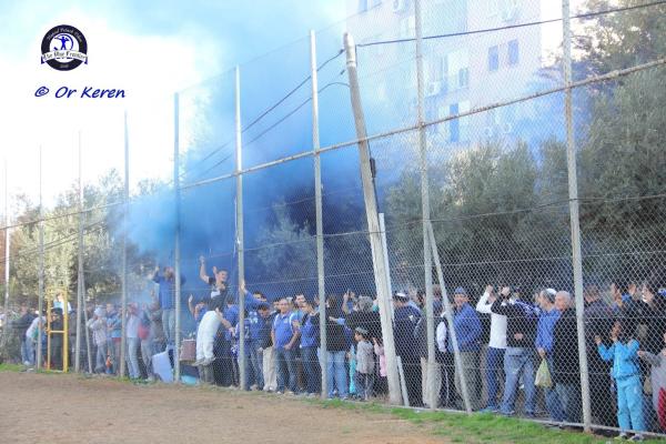 רימון עשן של אוהדי הפועל פ"ת בדרבי הגביע מול הפועל מחנה יהודה