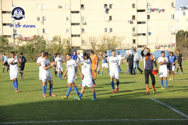 שחקני הפועל פ"ת מודים לקהל בסיום דרבי הגביע מול הפועל מחנה יהודה