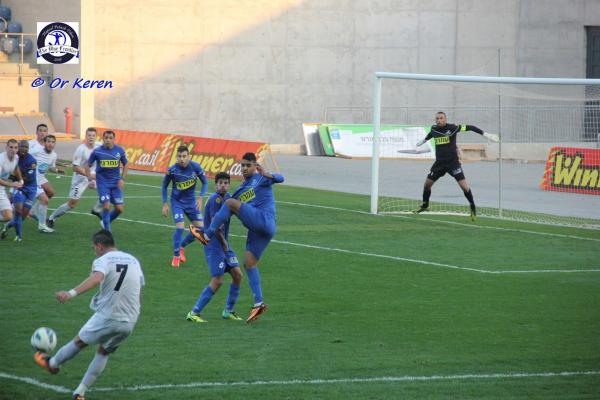2013/14 - מחזור 20 - מכבי אום אל פאחם (1:2) - בעיטה חופשית של מכבי אום אל פאחם, טל מאיר בראש החומה