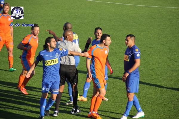 2013/14 - מחזור 21 - הפועל ראשון-לציון (2:3) - עימות בין שחקני הפועל פתח תקוה וראשון לציון. ליאור אסולין (משמאל) נחלץ לעזרת אדריאן פרננדס