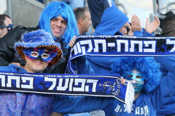 אוהדי הפועל פ"ת באווירת פורים (צילום: אורן אהרוני, ynet)