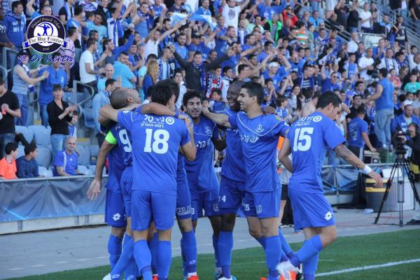 שחקני הפועל פ"ת חוגגים את שער היתרון של אדריאן פרננדס