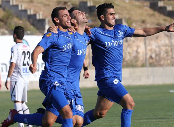 יוגב בן סימון, דיוויד גומז ובר מזרחי מאושרים אחרי השער של גומז שהשלים מהפך בדרך לעליית ליגה (צילום: אורן אהרוני, ynet)