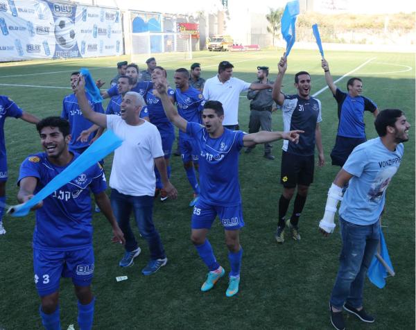שחקני הפועל פ"ת חוגגים ניצחון חשוב בעילוט בדרך לעליית ליגה