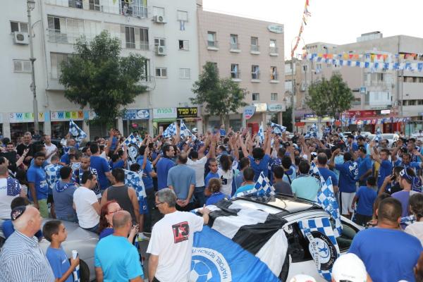 אוהדי הפועל חוגגים את העלייה מול בניין העירייה