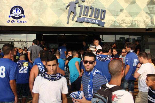 טוטו - מחזור 3 - מכבי פתח-תקוה (1:0) - אוהדי הפועל פ"ת מתקהלים בסטלמך בר מחוץ לאיצטדיון. לא נכנסו לדרבי גביע הטוטו כמחאה על מחירי הכרטיסים המופקעים שגבתה מכבי פ"ת - 90 ש"ח