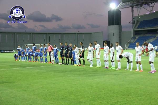 שחקני הפועל פ"ת והפועל רעננה לקראת פתיחת המשחק