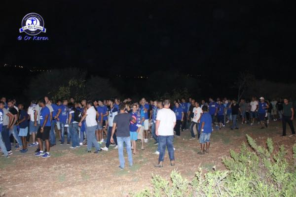אוהדי הפועל פ"ת מטיילים בטבע בדרכם למשחק ראשון של הקבוצה באיצטדיון סמי עופר