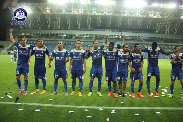 2014/15 - מחזור 4 - הפועל עכו (1:4) - השחקנים מודים לקהל בסיום המשחק. מימין - דור כוכב, מייקל טוקורה, קובי מוסא, ליאור אסולין, צ'ימזי אמבה, אורי פסו, עומרי אלטמן, שגיב כהן, חסן אבו זייד ושחר הירש.