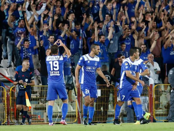 שחר הירש מפגין חיבה כלפי אוהדי הפועל פ"ת אחרי השער שכבש