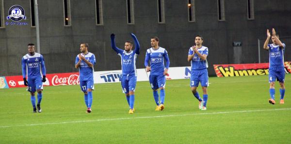 2014/15 - מחזור 16 - מכבי חיפה (2:2) - שחקני הפועל מודים לקהל לקראת שריקת הפתיחה. מימין: מירקו אורמוש, עמירן שקלים, חסן אבו זייד, גיא דיין, שגיב כהן וצ'ימזי אמבה.