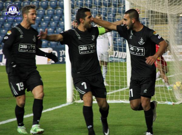 2014/15 - גביע - סיבוב ח' - בני לוד (1:2) - דור חוגי (מימין) חוגג את שער היתרון שלו. קובי מוסא ושחר הירש מברכים.
