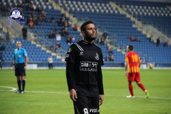2014/15 - מחזור 18 - מ.ס אשדוד (2:1) - גיא דיין מדגמן את קולקציית החורף. מדים שחורים, לא ברור למה.