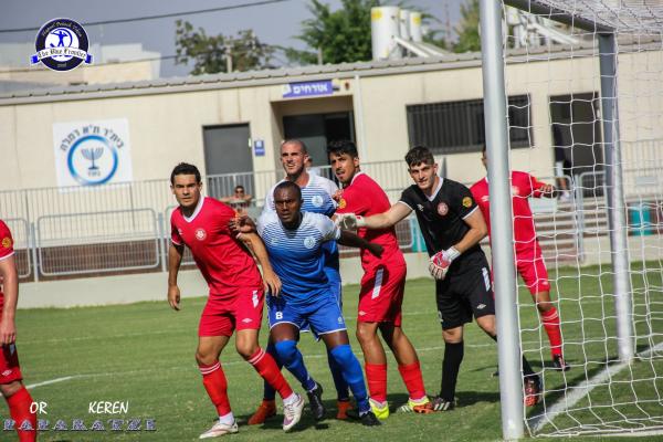 2015/16 - טוטו - מחזור 1 - הפועל רמת-גן (0:0) - אפרים טקה וגל בראל אורבים ברחבת רמת גן