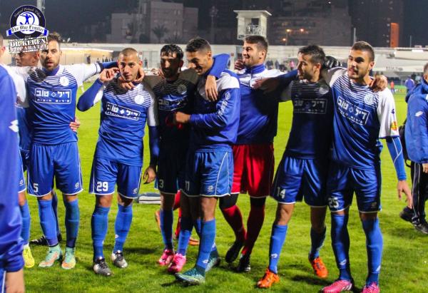 2015/16 - מחזור 14 - בית"ר תל-אביב רמלה (0:2) - שחקני הפועל פ"ת חוגגים ניצחון בסיום. מימין: פז בן ארי, בן מלכה, יובל יעקובוביץ', בן אז'ובל, עמירן שקלים, גל מאיו ואורי פסו.