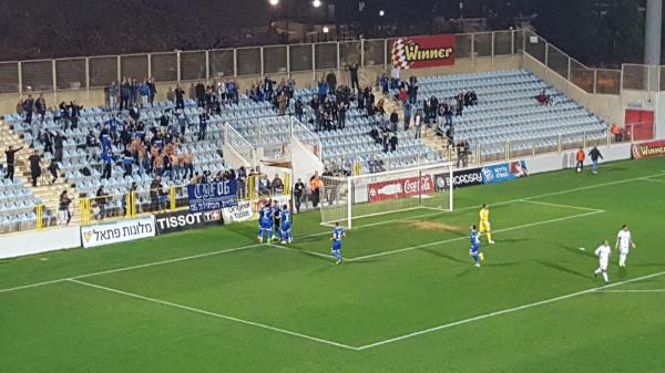 שחקני הפועל פ"ת חוגגים את השער המהיר של דניאל גרץ