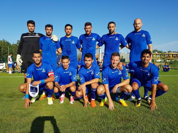 תמונה קבוצתית של הפועל פ"ת ממחנה אימון בפולין, יולי 2017. למעלה, מימין - ברנקו מיכאלוביץ', יוני אוחיון, גל צרויה, עמירן שקלים, דניאל כהן, רובי לבקוביץ'. למטה, מימין - נס זמיר, עומר ורד, טנגיז צקרידזה, אדריאן רוצ'ט, ירין חסן. התמונה מעמוד הפייסבוק הרשמי של הקבוצה.