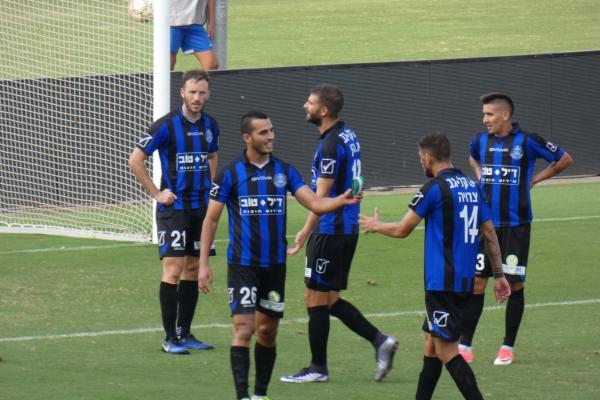 2017/18 - מחזור 5 - הפועל נצרת-עילית (0:0) - ירין חסן מוסר לגל צרויה את סרט הקפטן לאחר שהורחק. מאחוריהם (מימין) אדריאן רוצ'ט, איציק כהן ועומר ורד