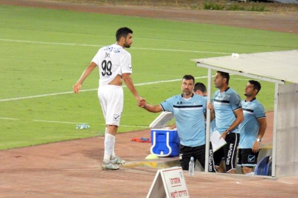 2017/18 - מחזור 6 - הפועל רמת-גן (1:1) - אור ברוך לוחץ ידיים אחרי שהוחלף