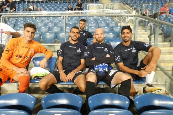 נס זמיר, ברנקו מיכאלוביץ', והיב חביבאללה ועומר חנין על הספסל