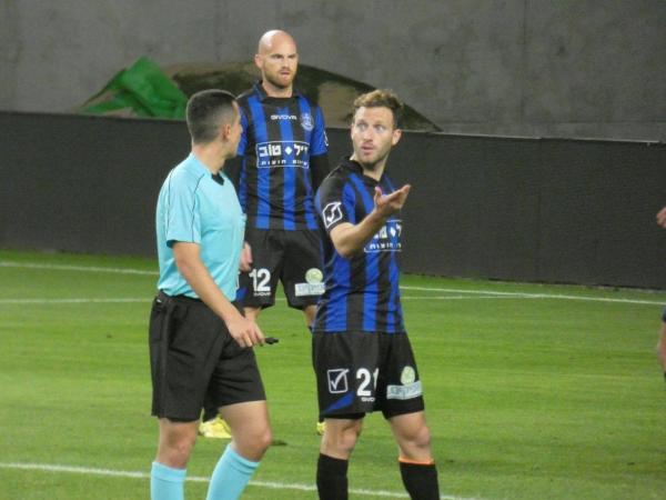 2017/18 - גביע - סיבוב ז' - מ.ס דבוריה (1:2) - עומר ורד מתווכח עם השופט גל לוי