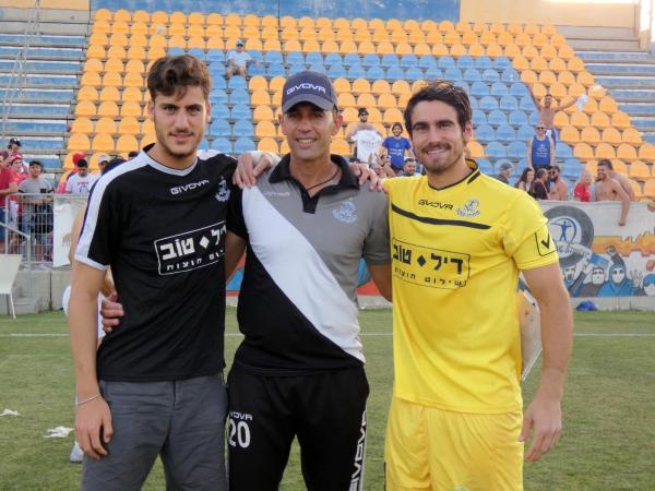 מאמן השוערים של הפועל פ"ת, רפי כהן, בליווי השוער הראשון רובי לבקוביץ' (מימין) והשוער השני עומר חנין